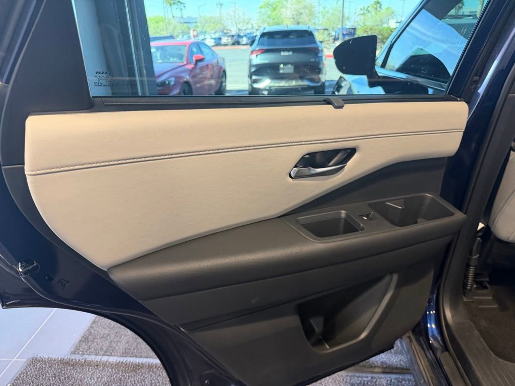 Used 2025 Nissan Pathfinder SL image 11