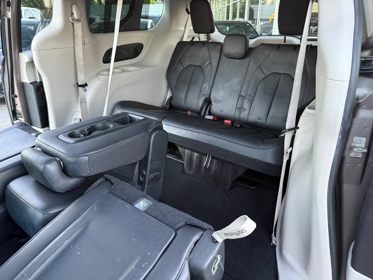 Used 2017 Chrysler Pacifica Touring-L Plus w/ Advanced Safetytec Group FWD image 12