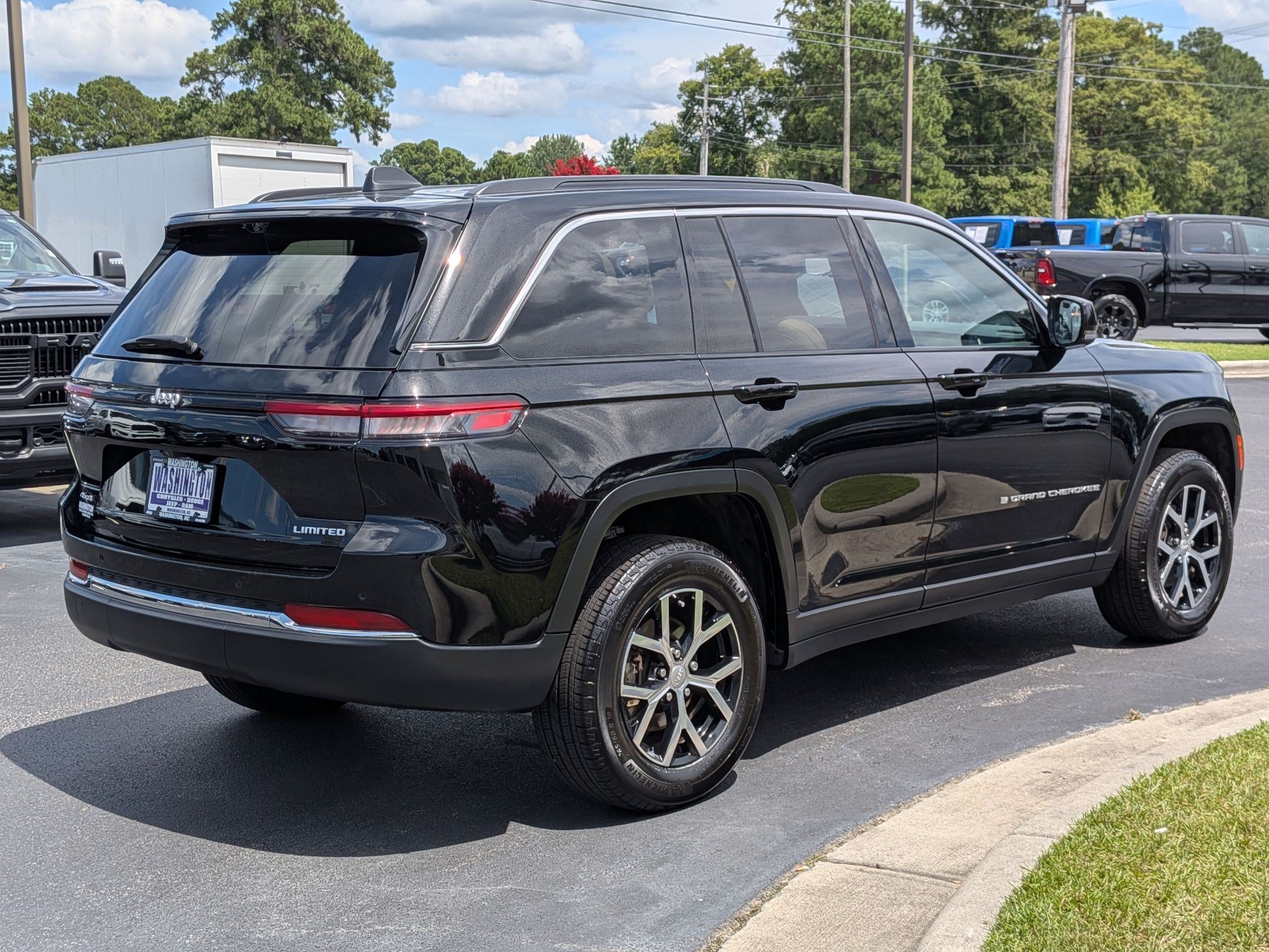Used 2025 Jeep Grand Cherokee Limited w/ Luxury Tech Group II AWD/4WD image 5