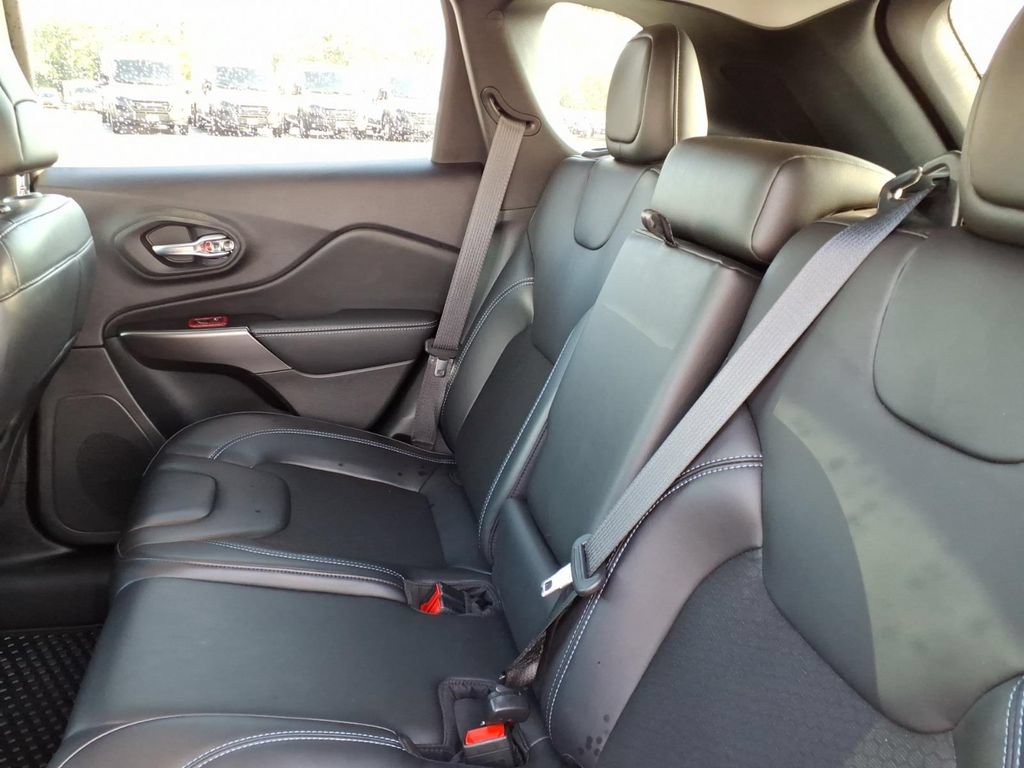 Certified 2020 Jeep Cherokee Latitude Plus w/ Cold Weather Group AWD/4WD image 13