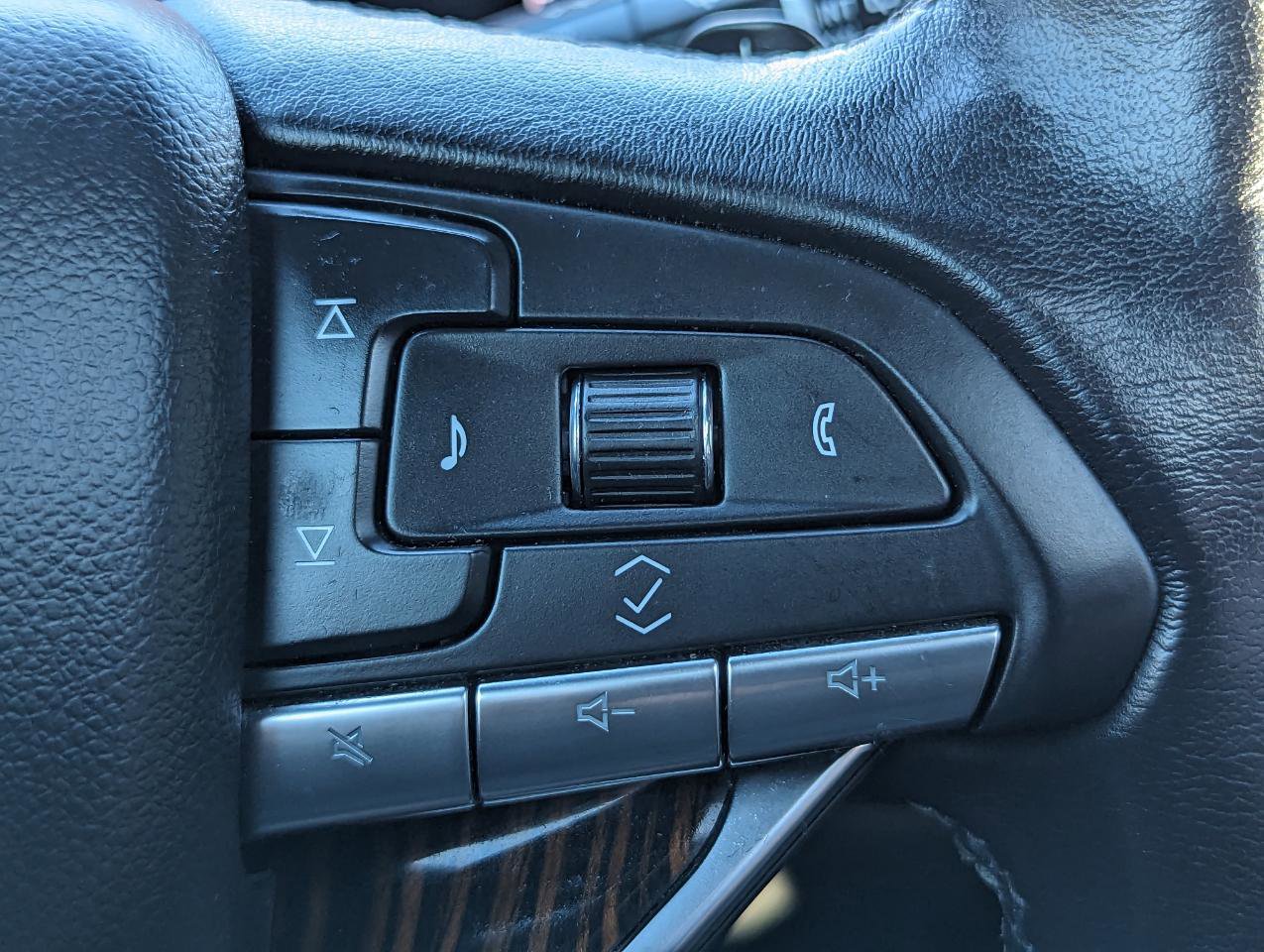 Used 2022 Cadillac Escalade Premium Luxury image 17