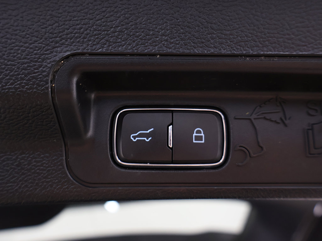 Used 2023 Ford Explorer XLT AWD/4WD image 19
