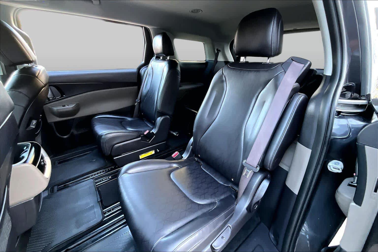 Used 2025 Kia Carnival FWD image 20
