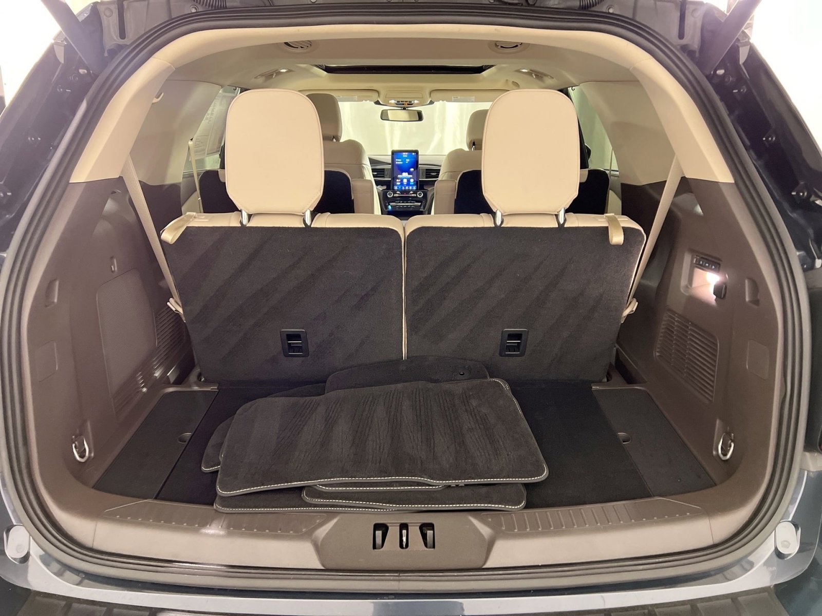 Used 2023 Ford Explorer Platinum w/ Technology Package image 28