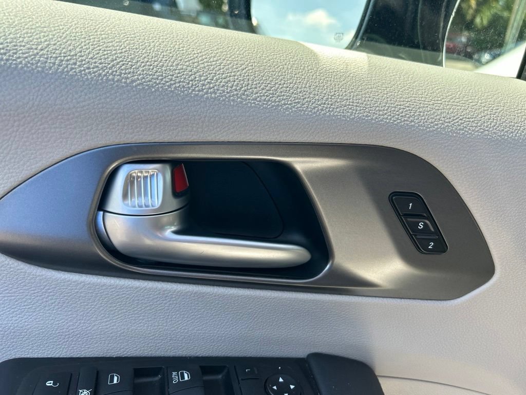 Certified 2024 Chrysler Pacifica Touring-L FWD image 31