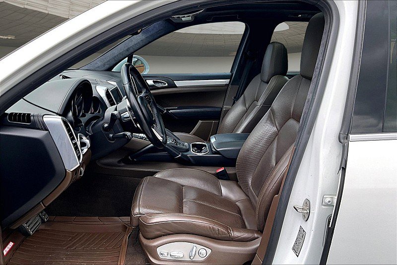 Used 2016 Porsche Cayenne Turbo S AWD/4WD image 22