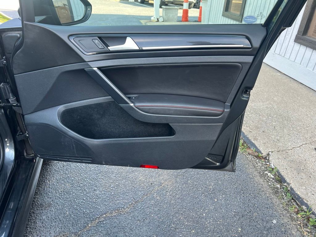 Used 2017 Volkswagen GTI SE FWD image 32