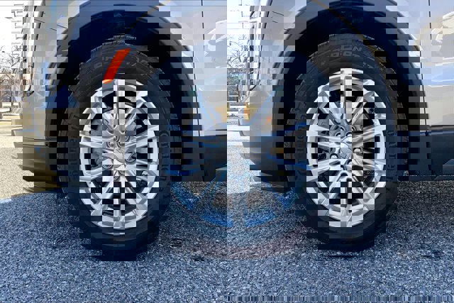 Used 2023 Cadillac XT4 Luxury w/ Cold Weather Package image 8