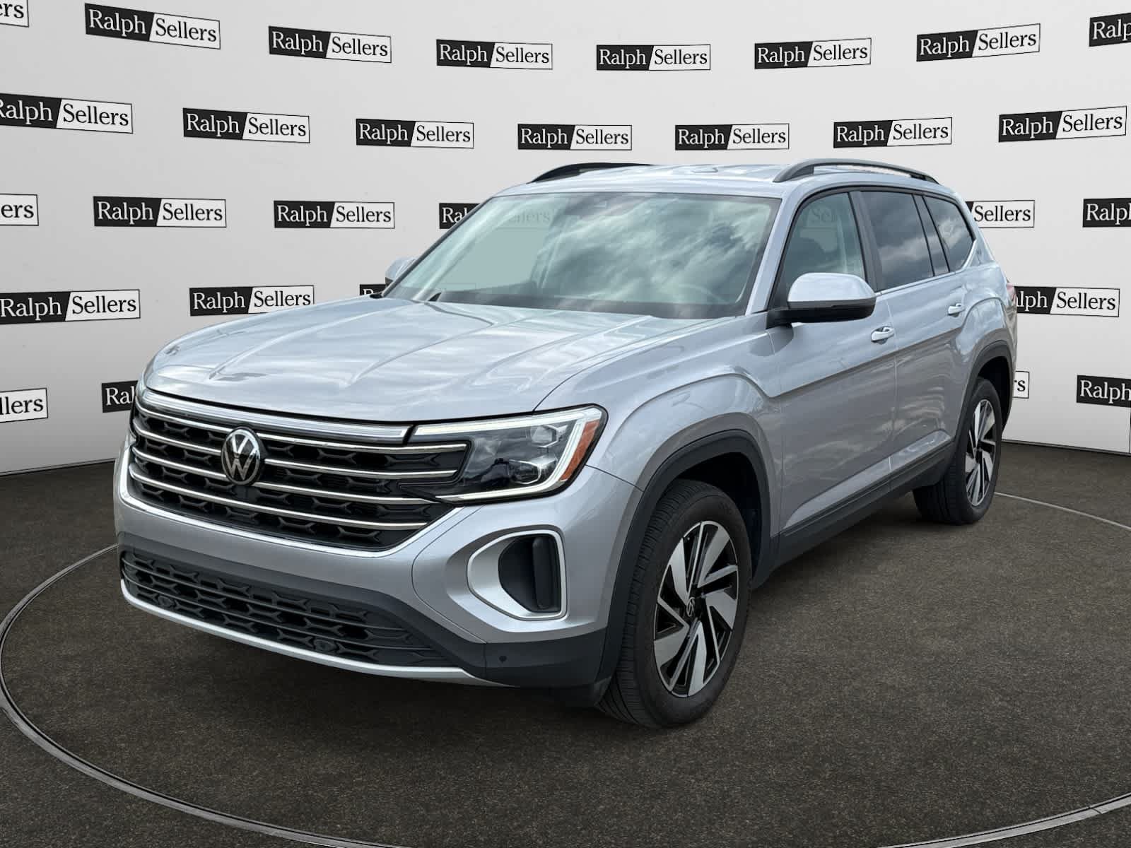Used 2025 Volkswagen Atlas SE FWD image 2