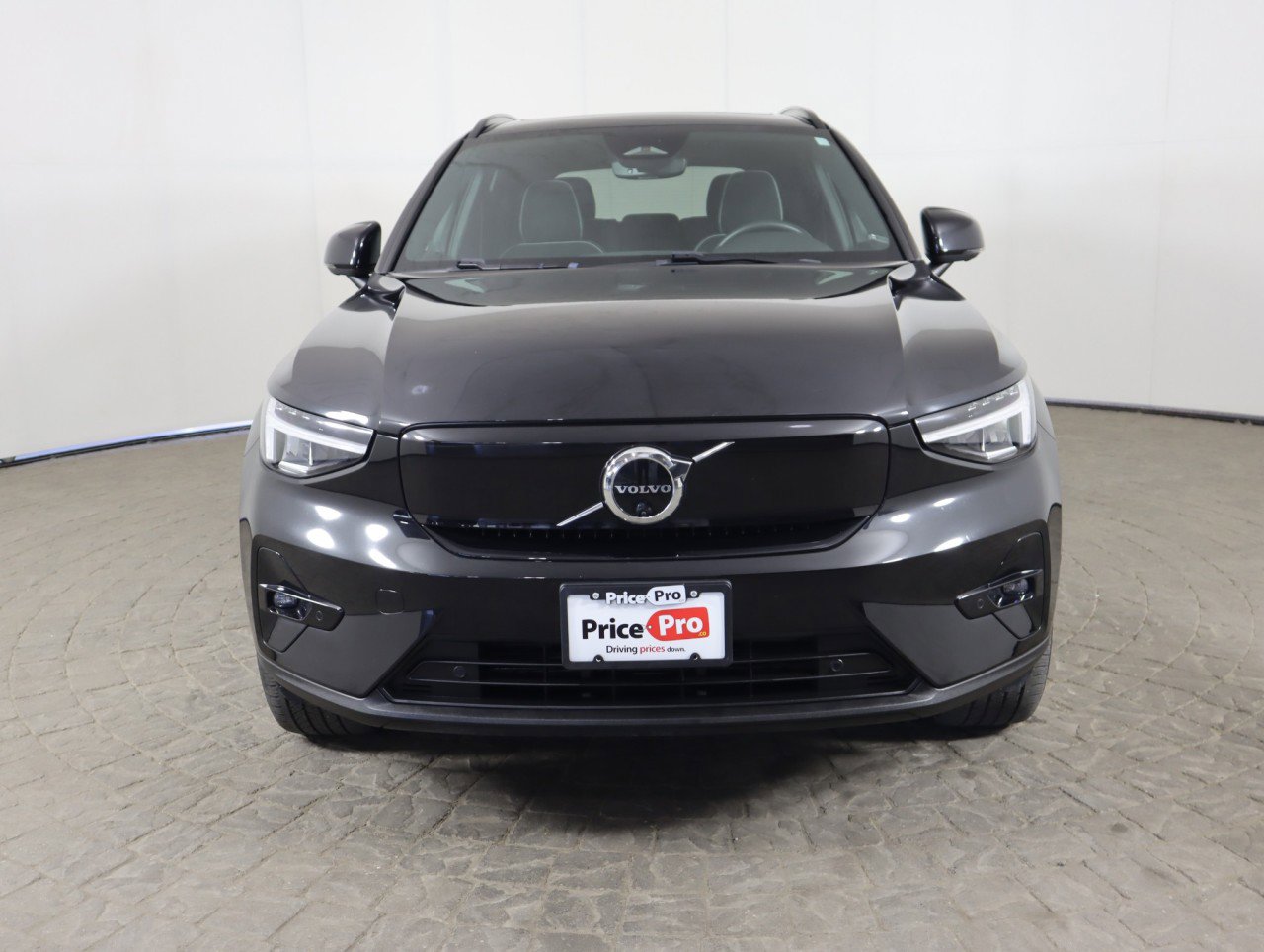 Used 2023 Volvo XC40 Recharge Plus image 2