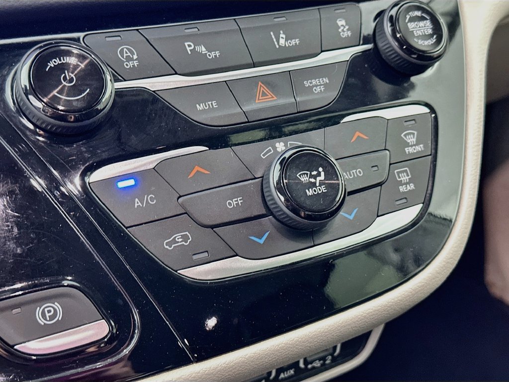 Certified 2023 Chrysler Pacifica Touring-L FWD image 24