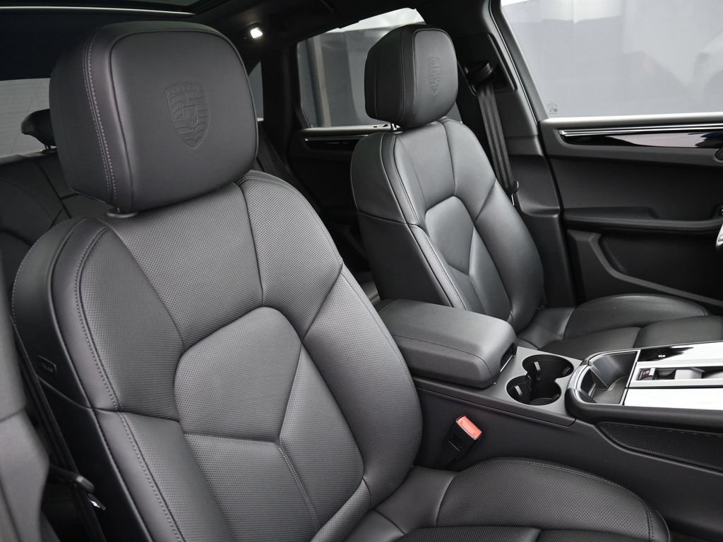 Certified 2025 Porsche Macan Turbo AWD/4WD image 32