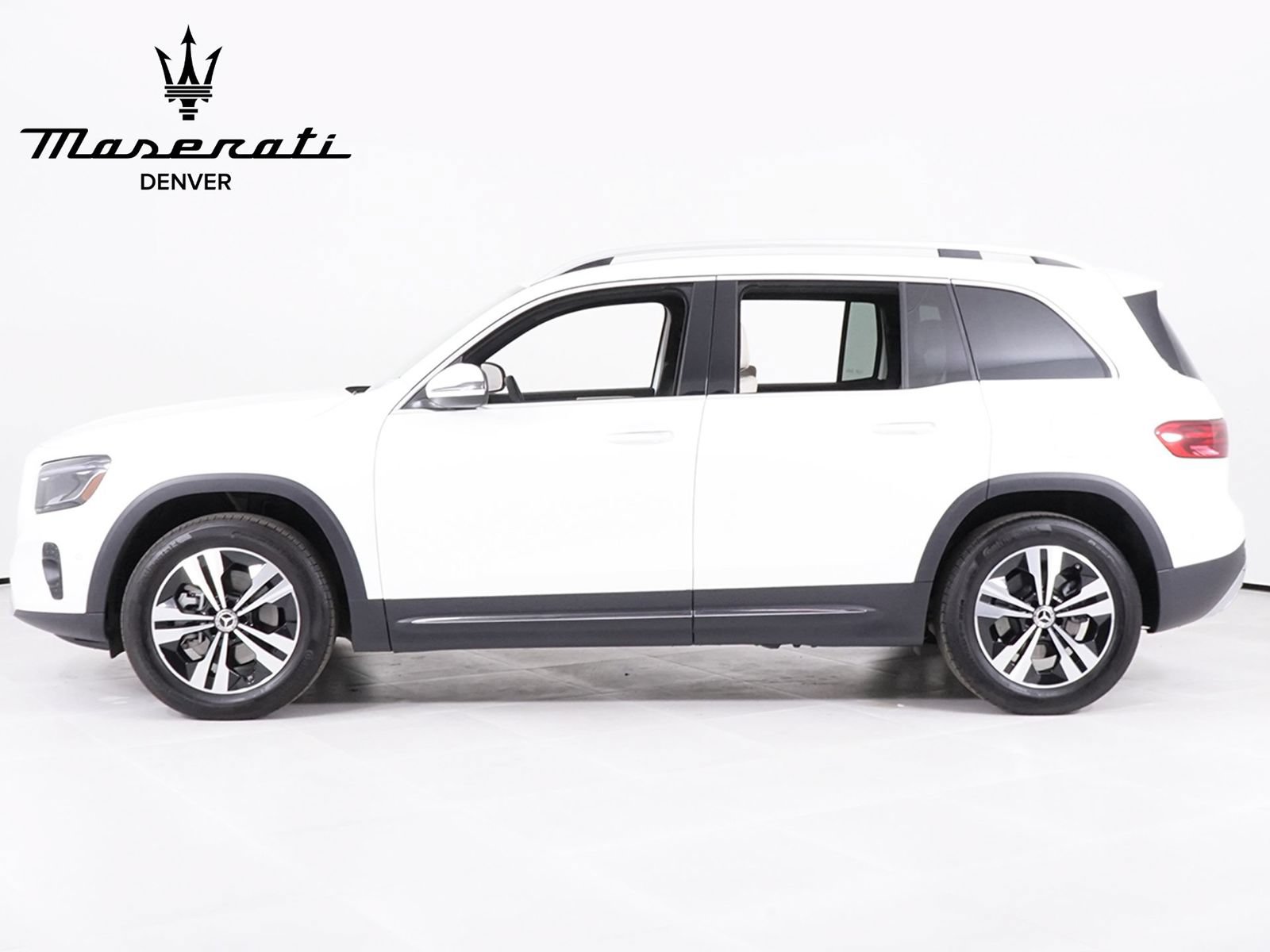 Used 2025 Mercedes-Benz GLB 250 4MATIC image 2