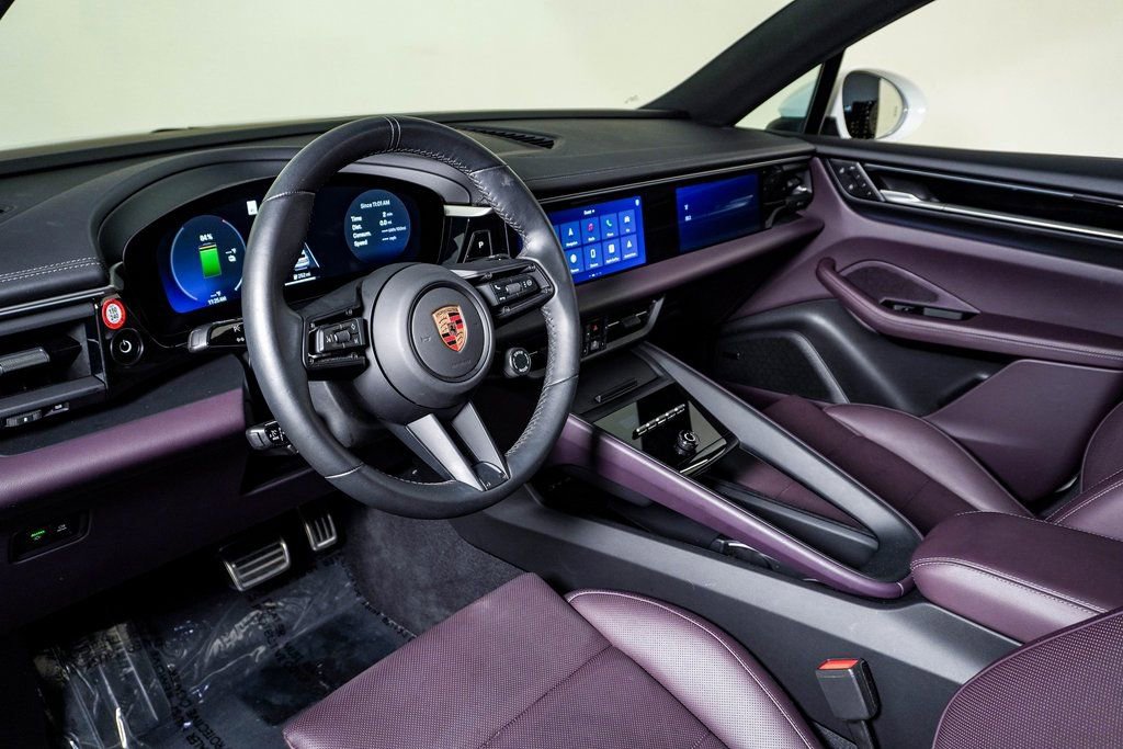Certified 2025 Porsche Macan 4S Electric AWD/4WD image 4