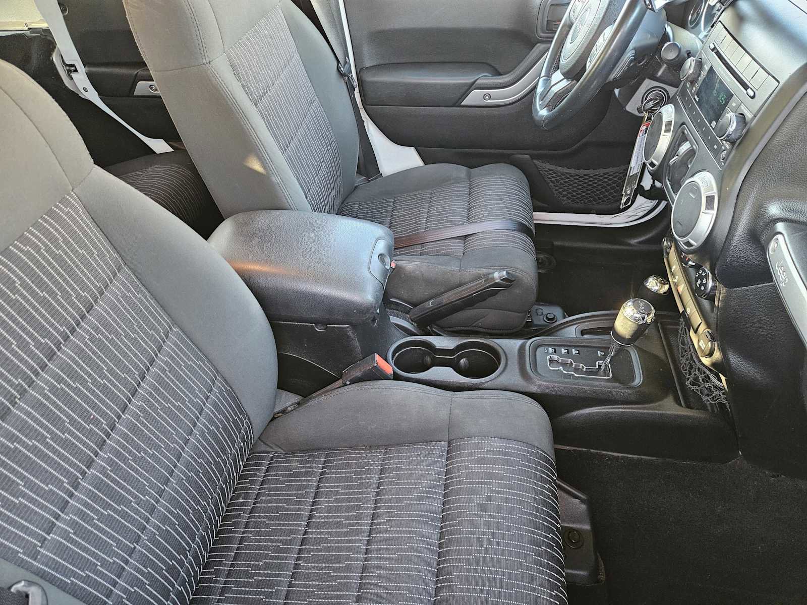 Used 2012 Jeep Wrangler Unlimited Rubicon image 14