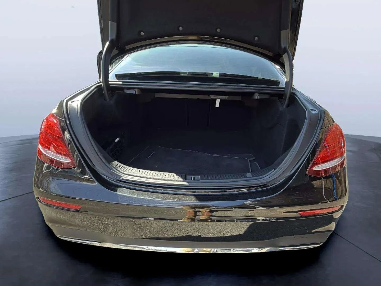 Used 2017 Mercedes-Benz E 300 4MATIC w/ Premium 1 Package image 9