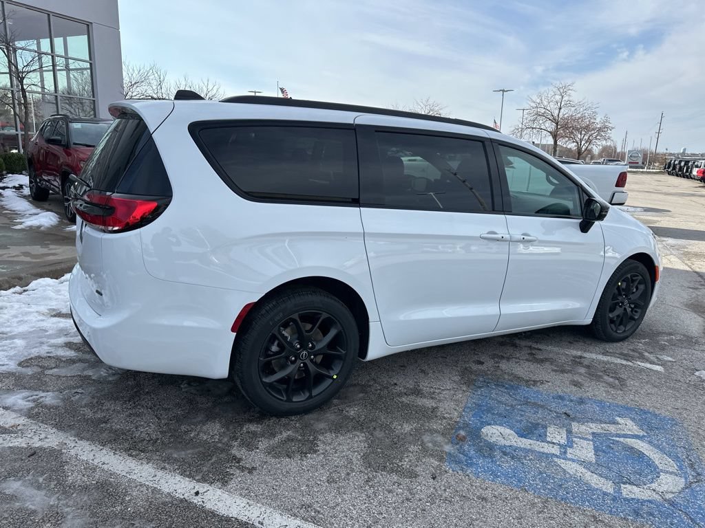 New 2026 Chrysler Pacifica Select AWD/4WD image 35