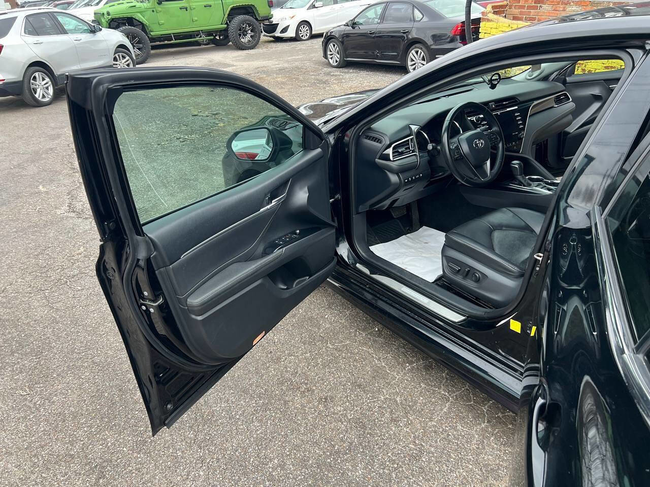 Used 2018 Toyota Camry XSE image 9