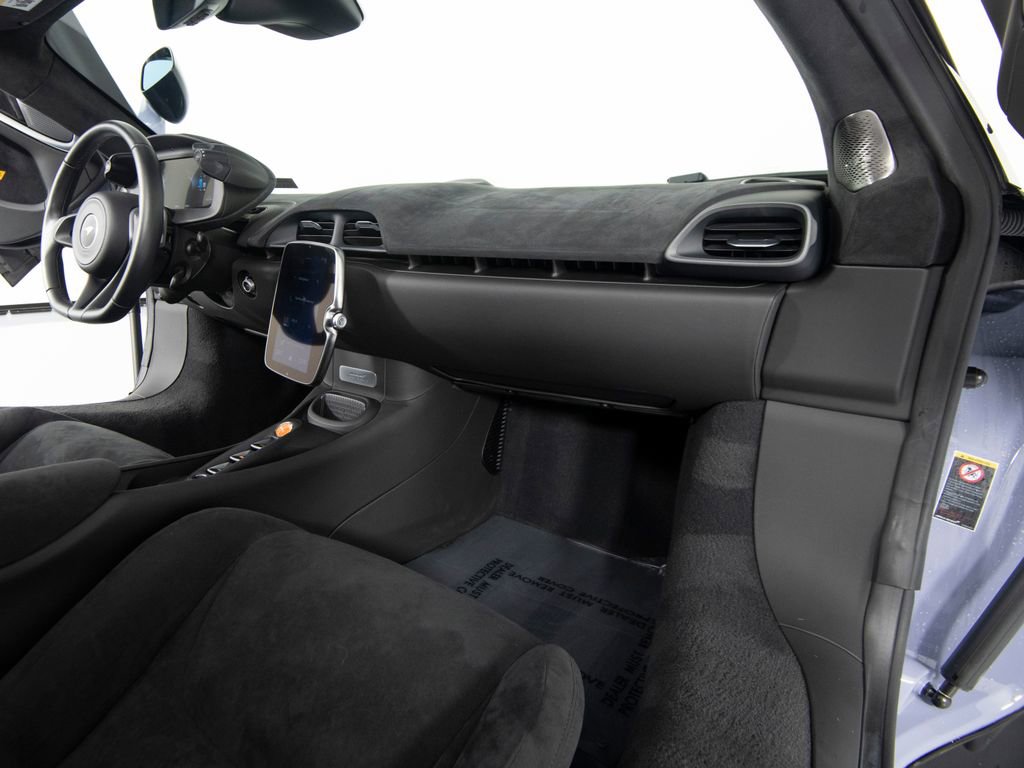 Used 2025 McLaren Artura Spider image 31