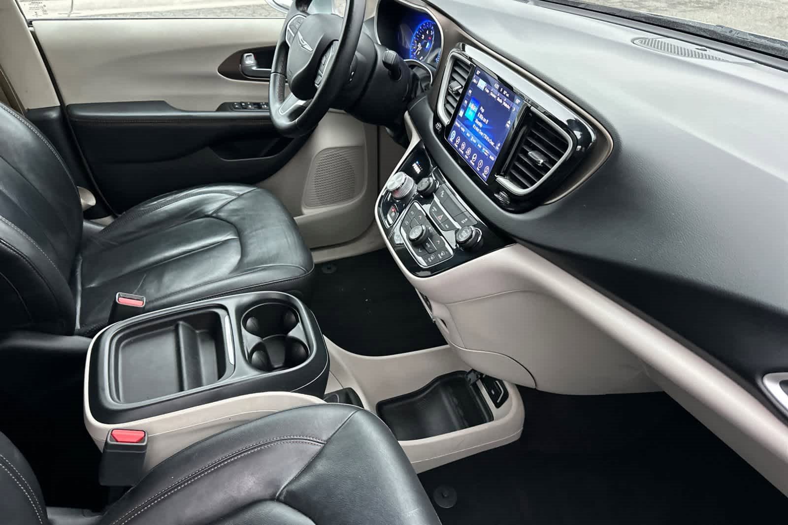 Used 2017 Chrysler Pacifica Touring-L image 17