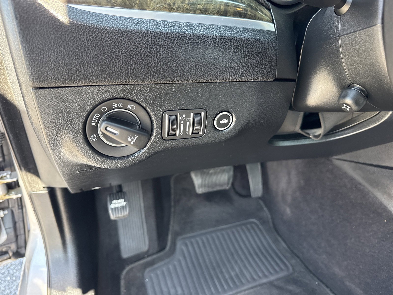 Used 2018 Chrysler 300 Limited image 15