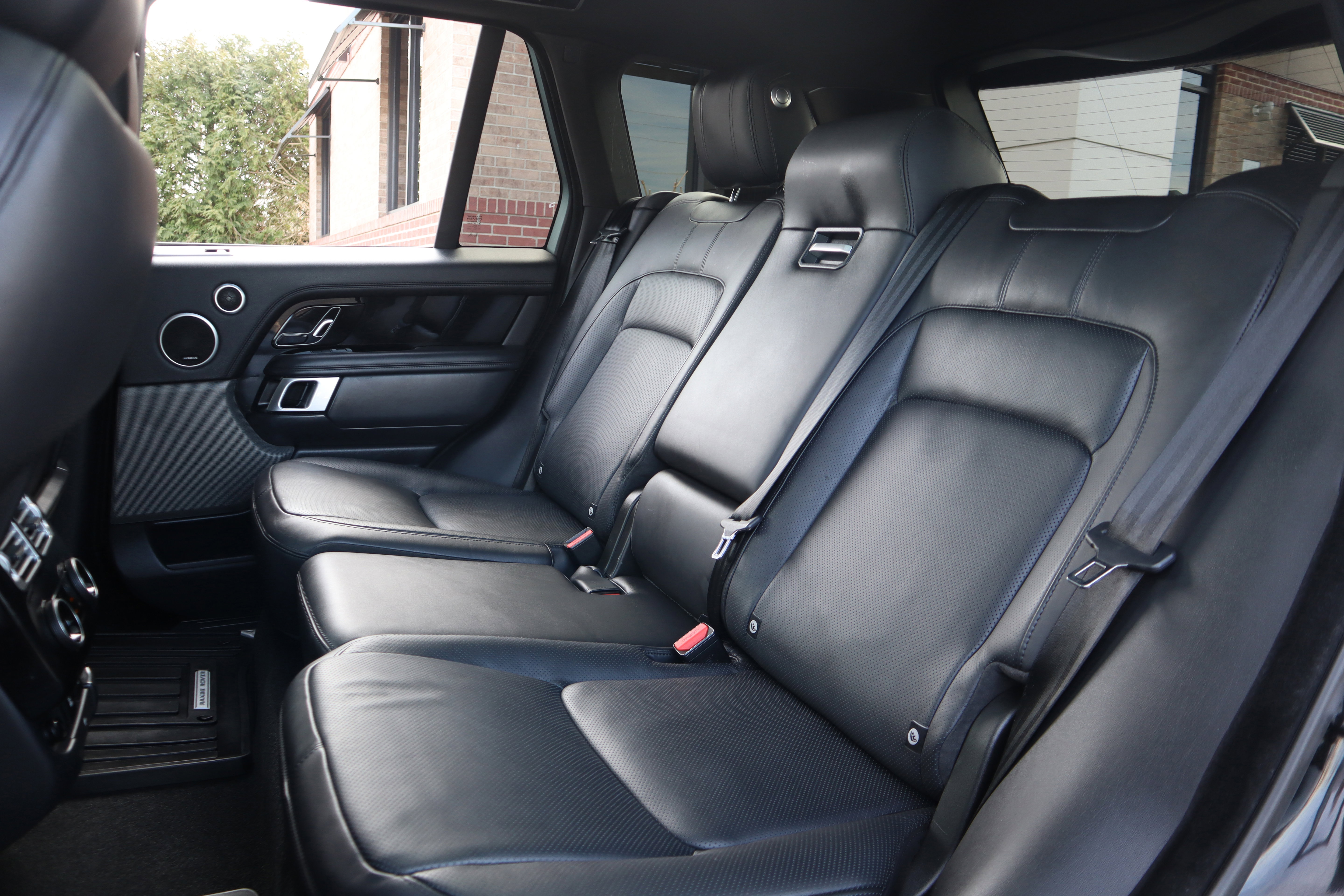 Used 2020 Land Rover Range Rover HSE image 32