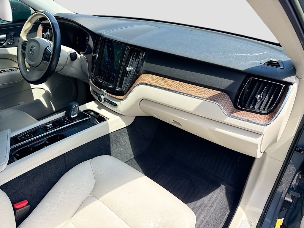 Used 2022 Volvo XC60 B5 Momentum w/ Climate Package image 29