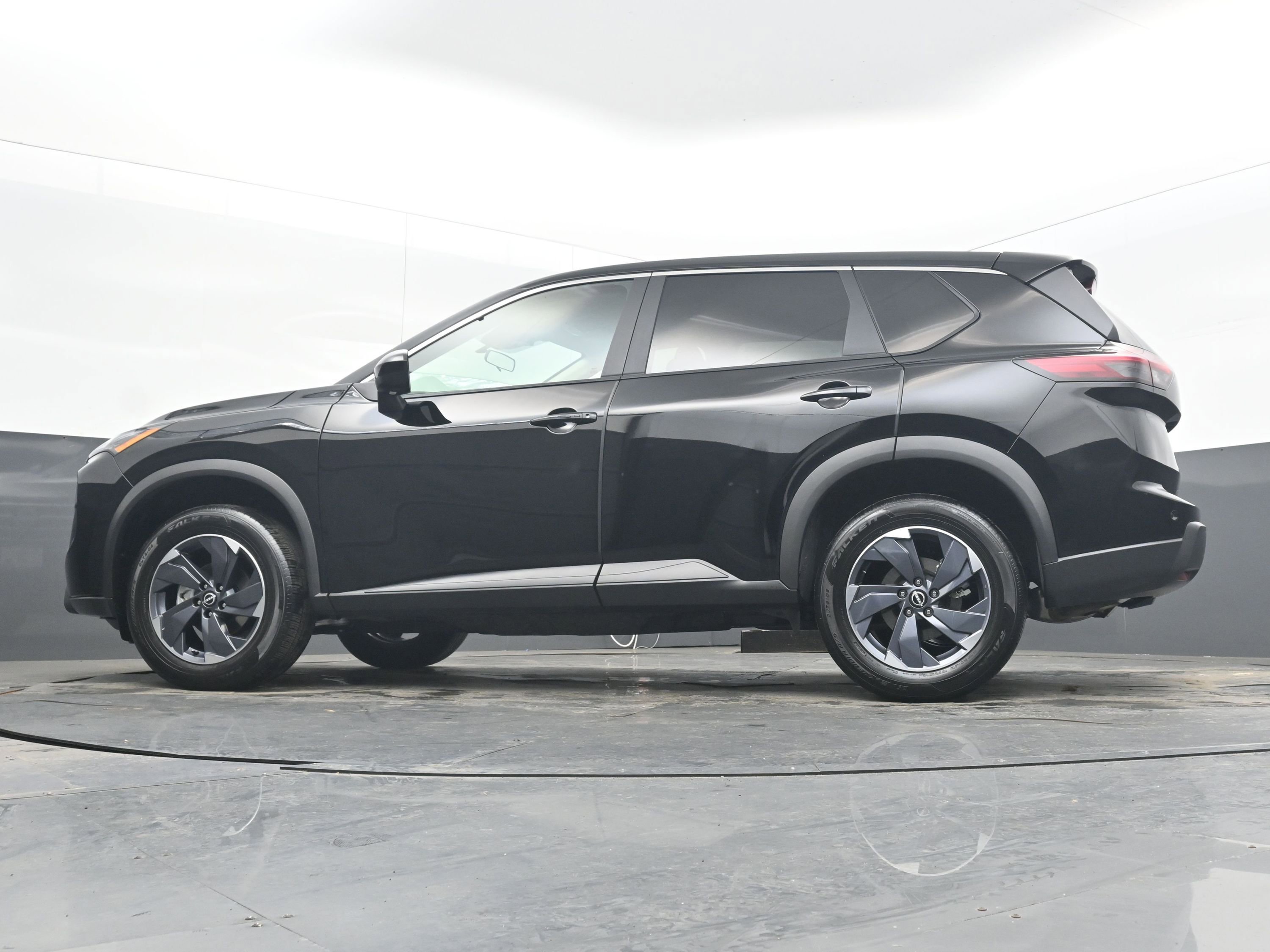 Used 2025 Nissan Rogue SV image 28