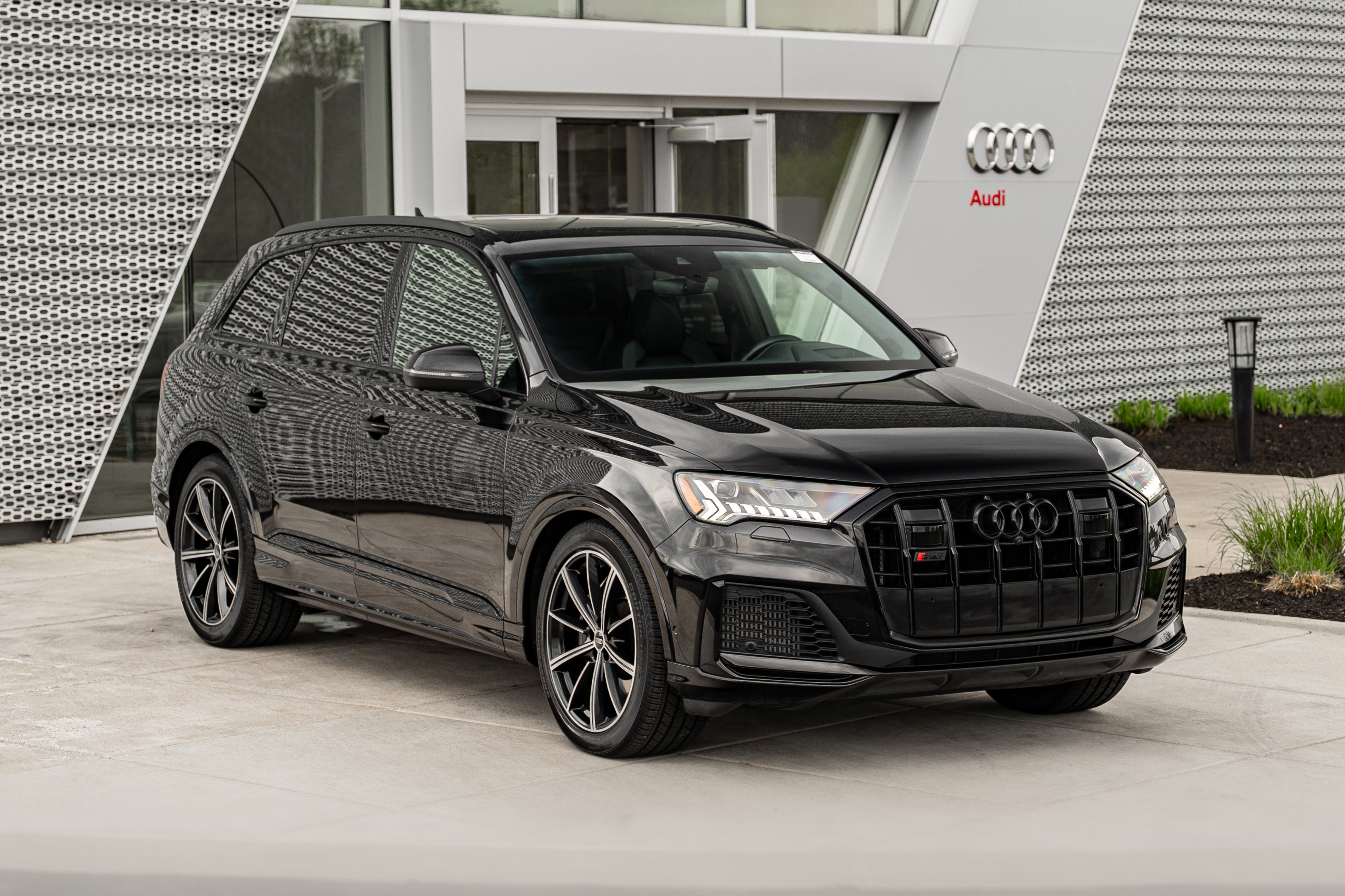 Used 2021 Audi SQ7 Prestige AWD/4WD image 2