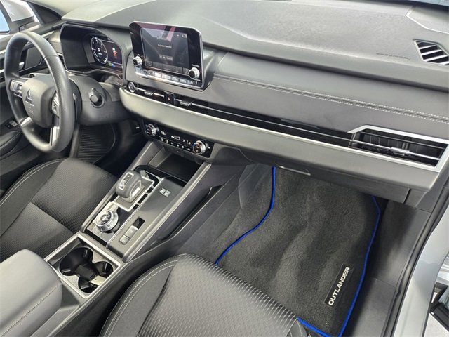 Used 2025 Mitsubishi Outlander ES image 16