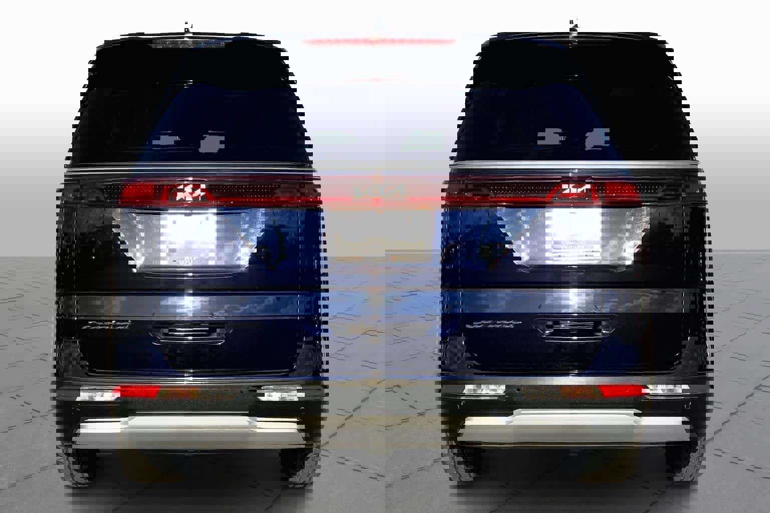 Used 2022 Kia Carnival LX image 4