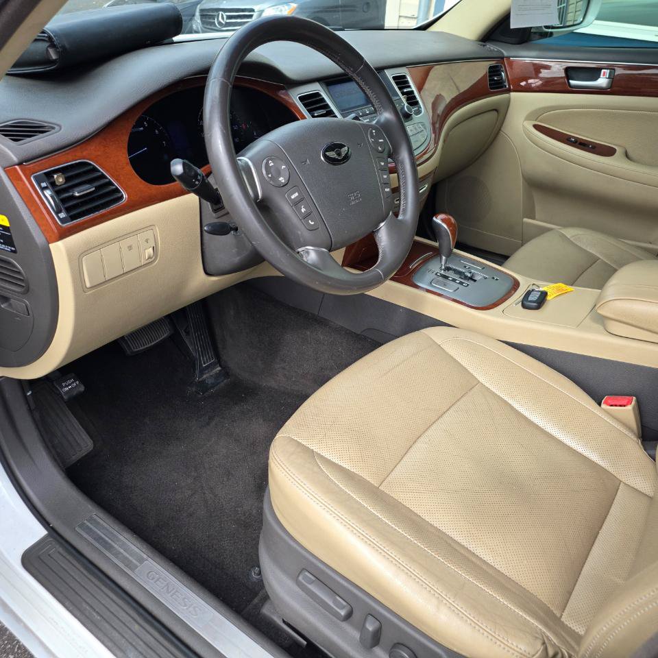 Used 2013 Hyundai Genesis 3.8 RWD image 21