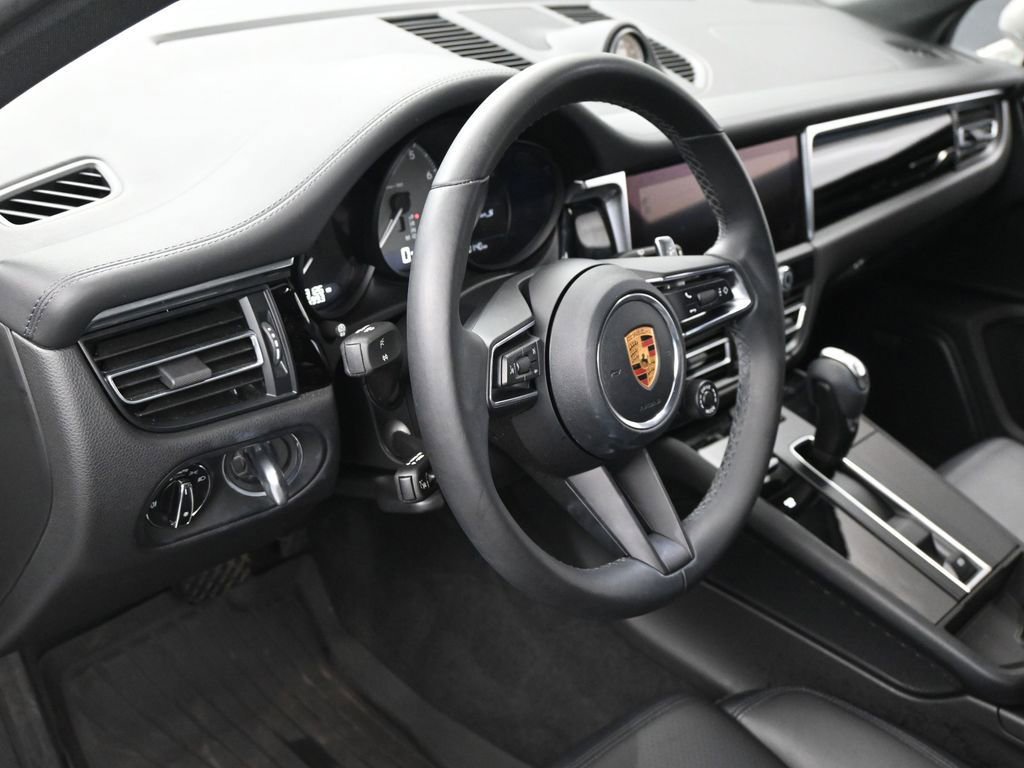 Certified 2023 Porsche Macan S image 5