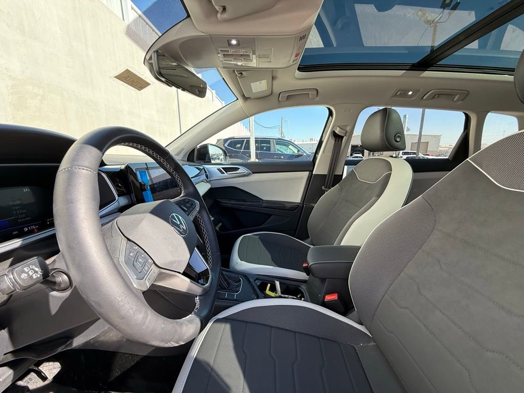 Certified 2025 Volkswagen Taos SE image 5