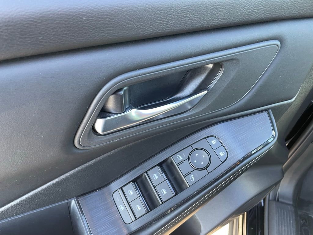 Used 2025 Nissan Rogue SV image 12