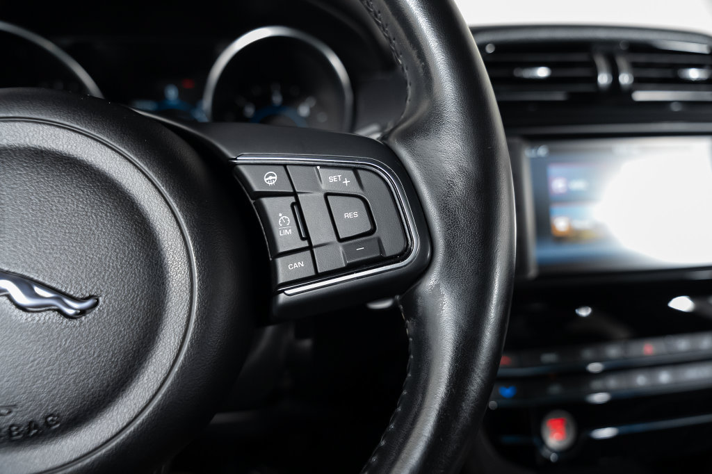 Used 2018 Jaguar F-PACE Premium AWD/4WD image 32