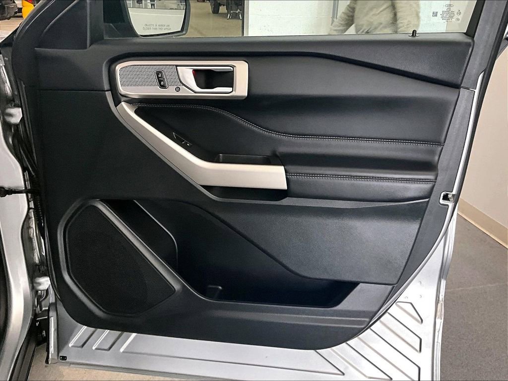 Used 2023 Ford Explorer Limited image 12