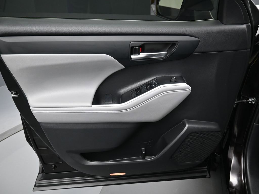 Used 2021 Toyota Highlander XLE image 11