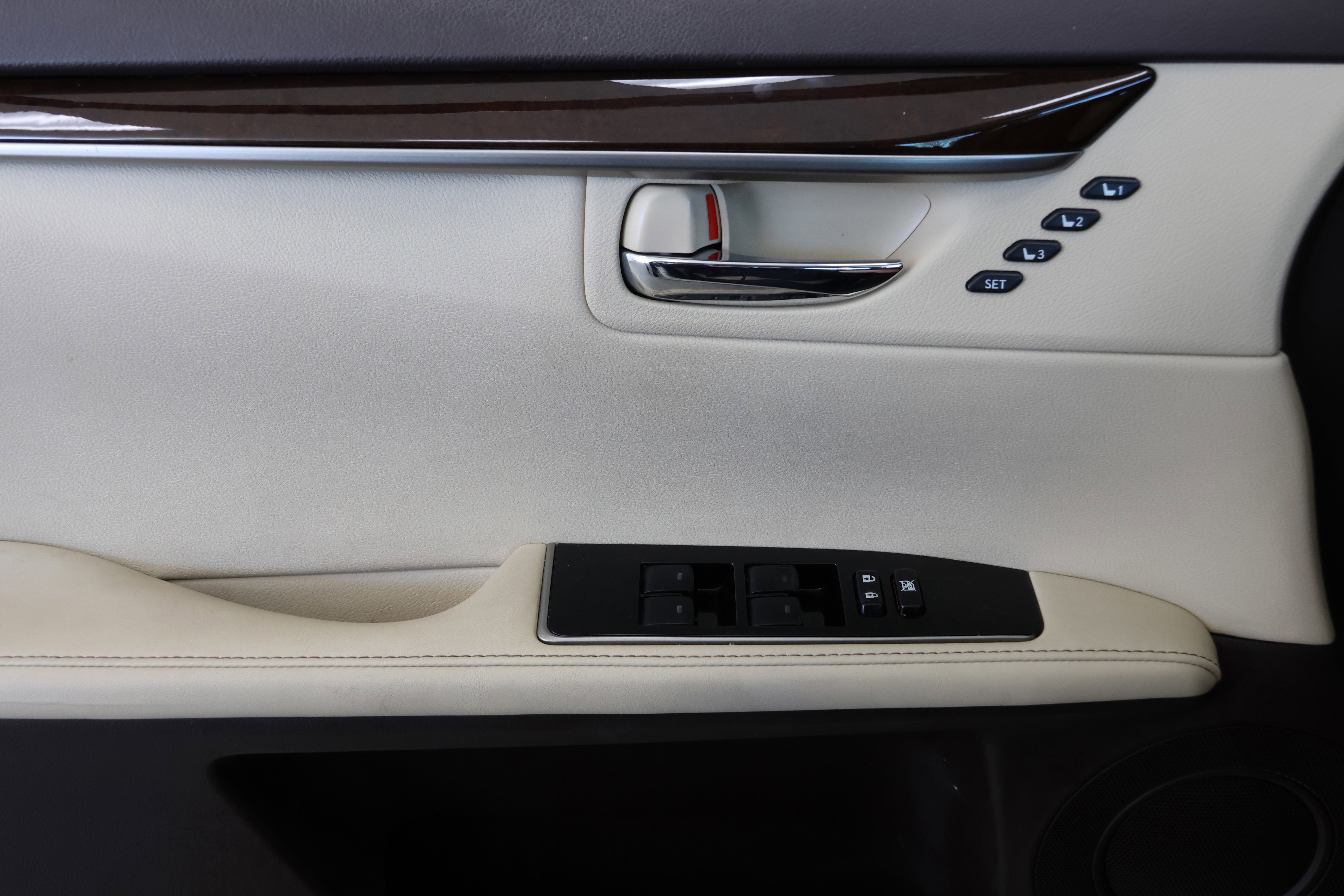 Used 2018 Lexus ES 350 350 w/ Luxury Package w/Wood Trim image 12