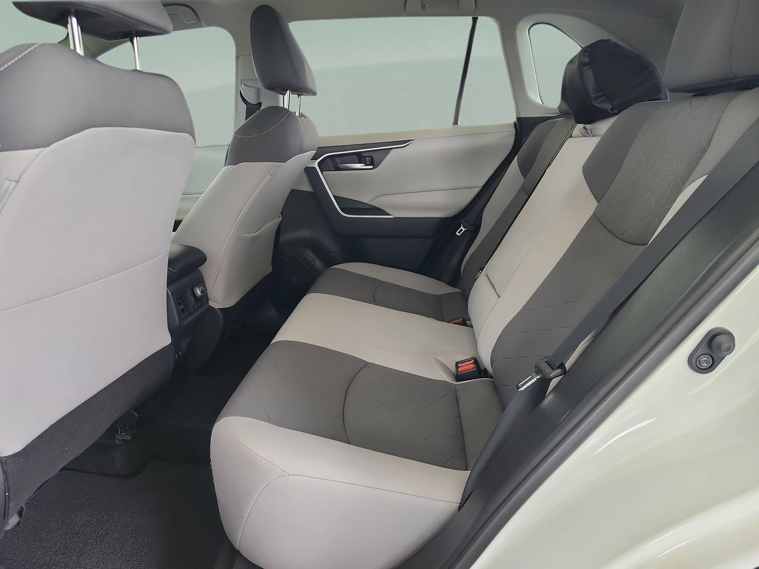 Used 2021 Toyota RAV4 XLE FWD image 16