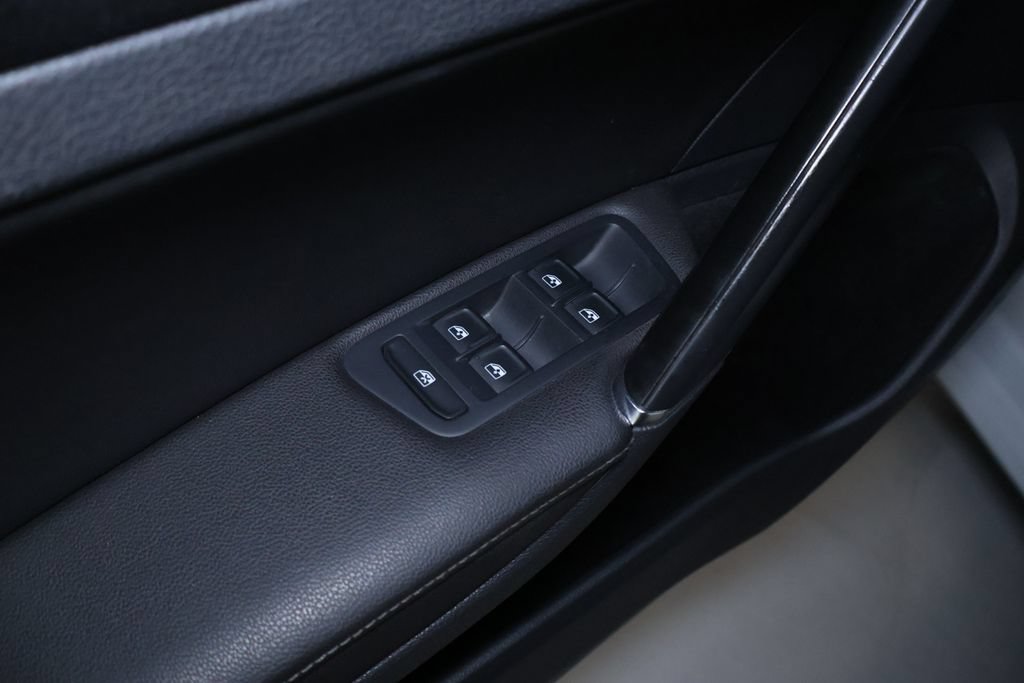 Used 2019 Volkswagen Golf SE FWD image 13