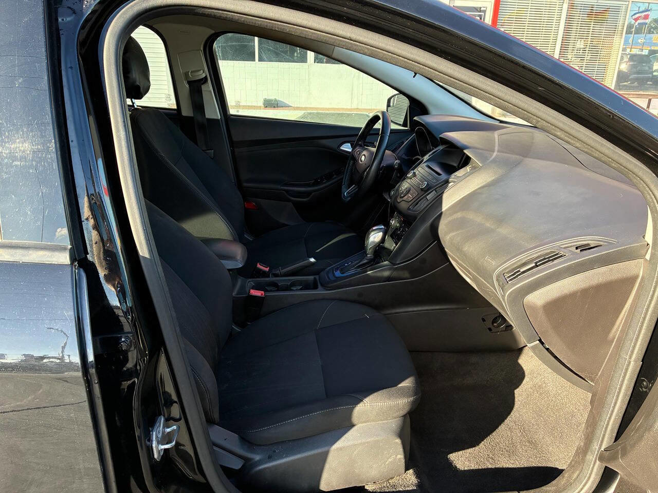 Used 2016 Ford Focus SE w/ SE Sport Package image 4