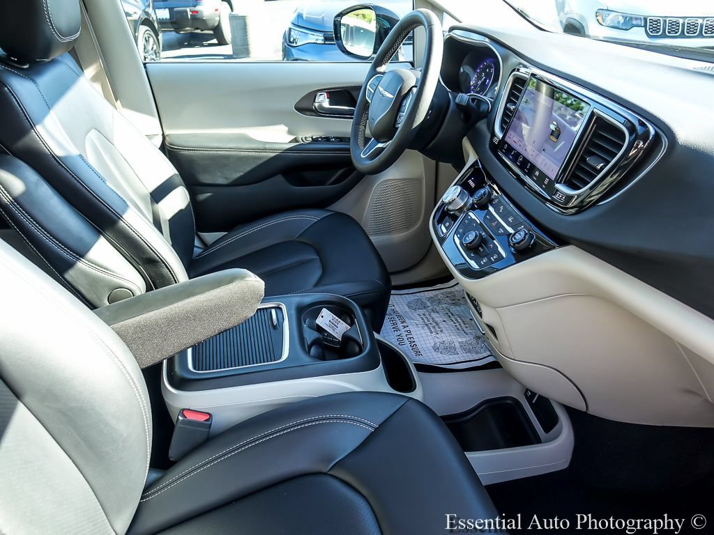 Used 2024 Chrysler Pacifica Touring-L FWD image 27