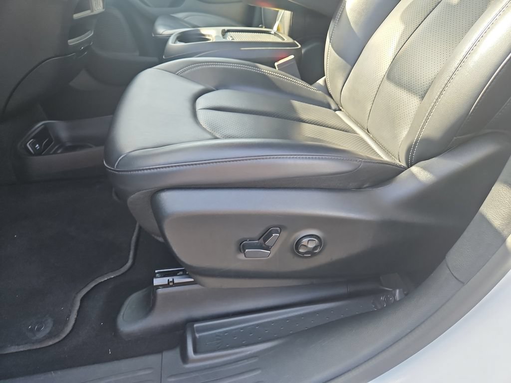 Used 2024 Chrysler Pacifica Limited FWD image 16