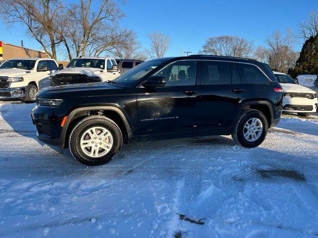 Used 2023 Jeep Grand Cherokee Laredo image 2