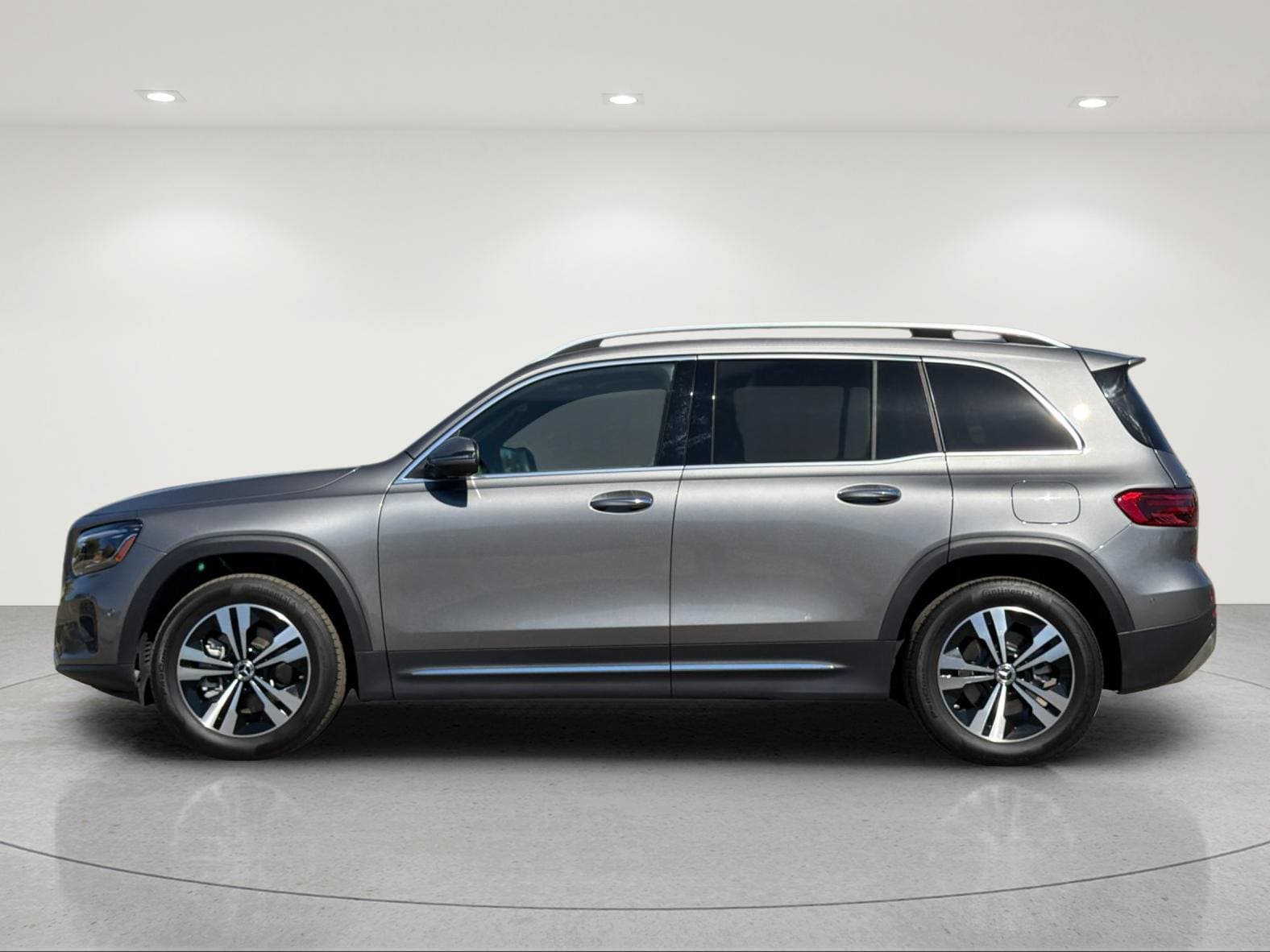 Used 2026 Mercedes-Benz GLB 250 4MATIC image 2