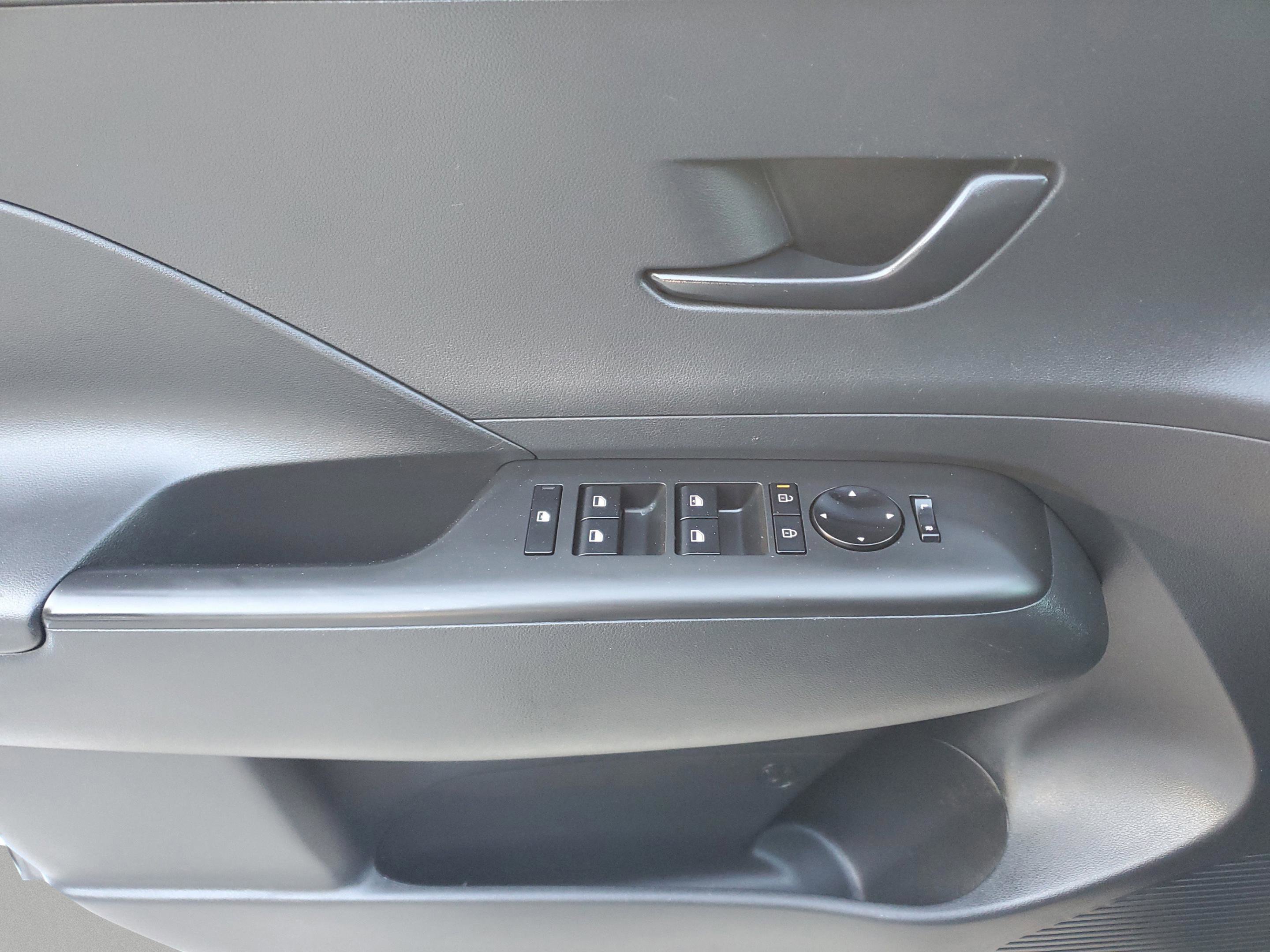 Used 2025 Hyundai Kona SEL image 17