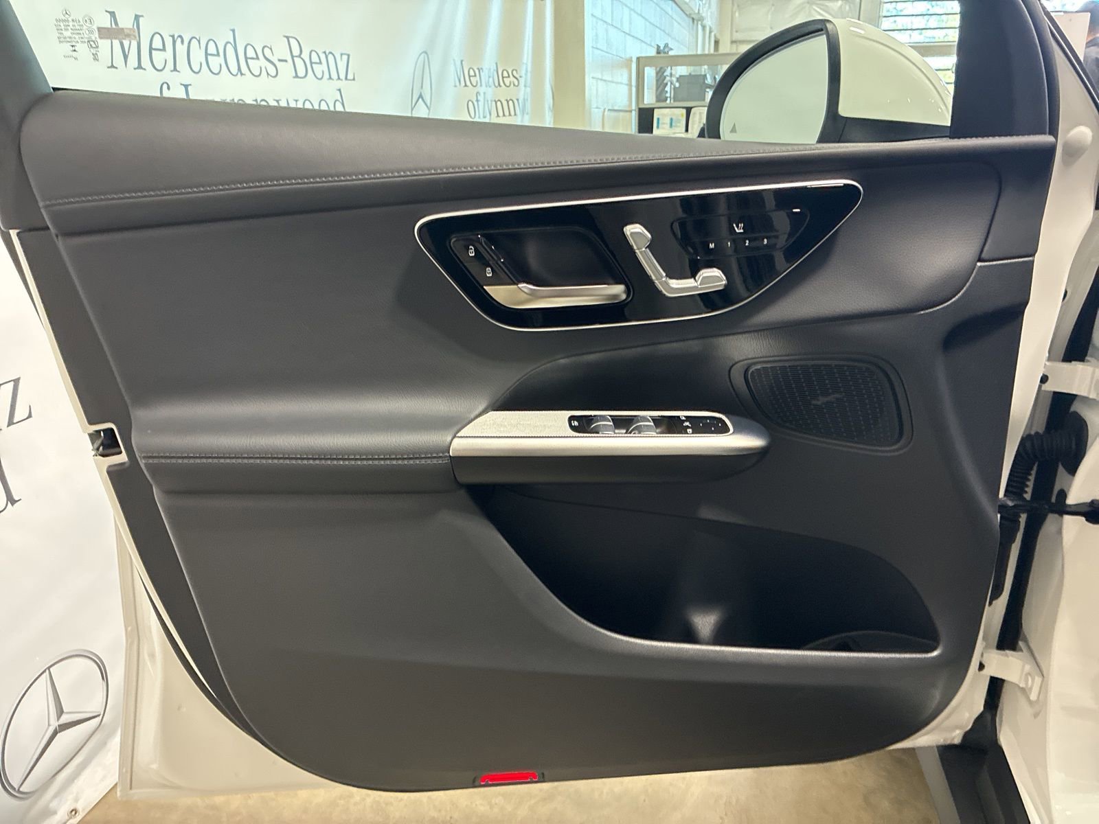 Used 2025 Mercedes-Benz GLC 300 4MATIC image 16