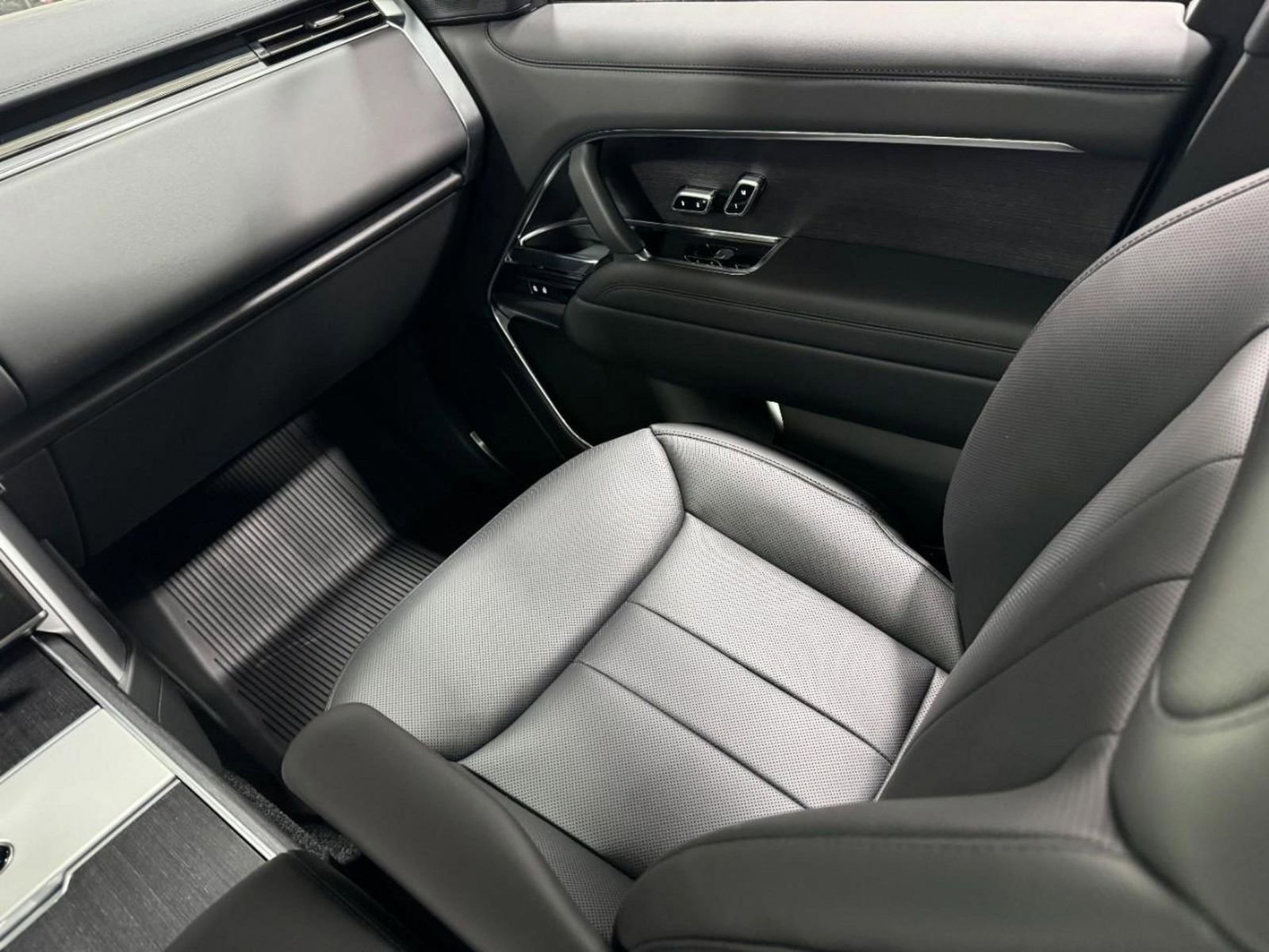 New 2026 Land Rover Range Rover Long Wheelbase SE image 17