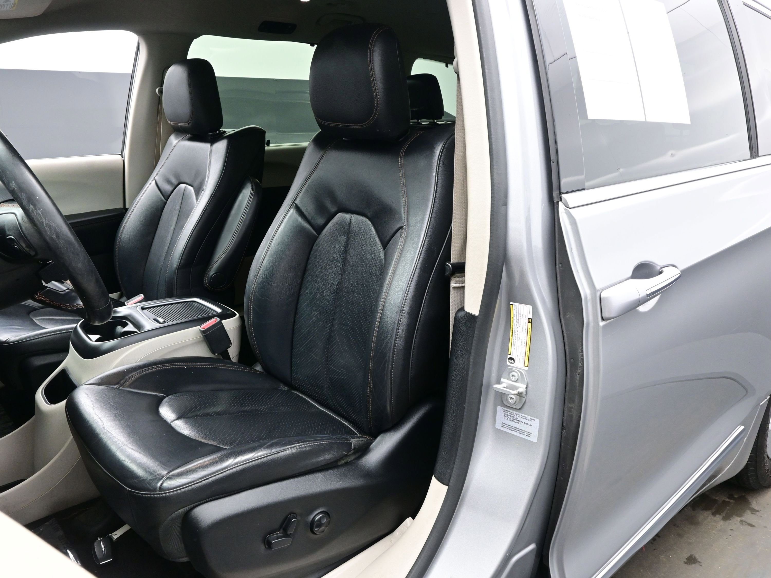 Used 2017 Chrysler Pacifica Touring-L Plus image 11